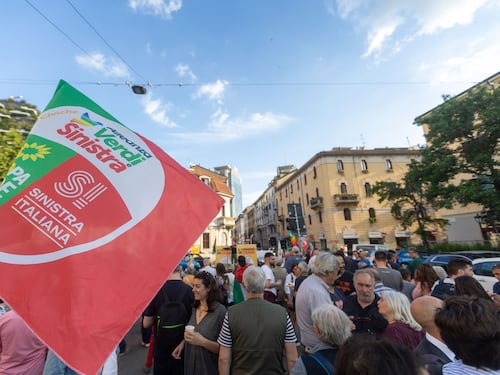 "Donne di destra addomesticate e manomesse", il post choc del candidato di Avs