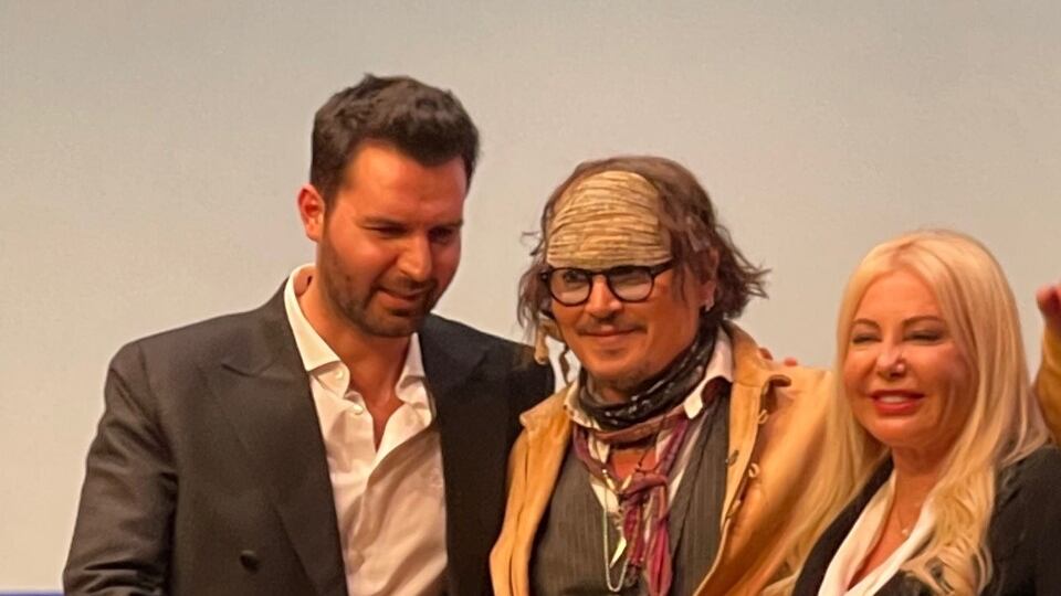 Johnny Depp presenta “Puffins” e dà lezione di vero divismo