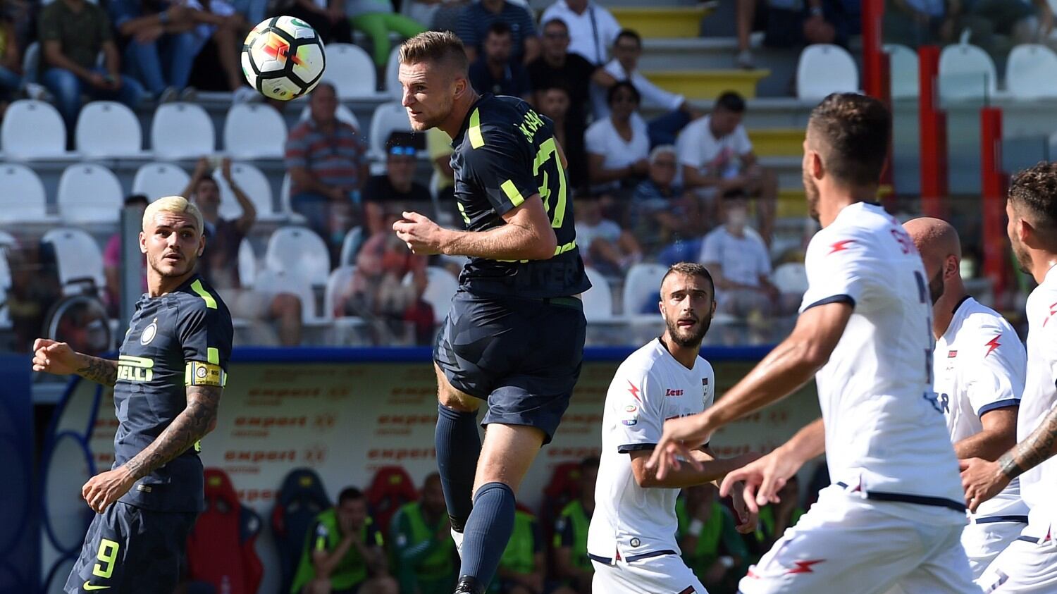 L'Inter espugna Crotone: 0-2 e primo posto in solitaria