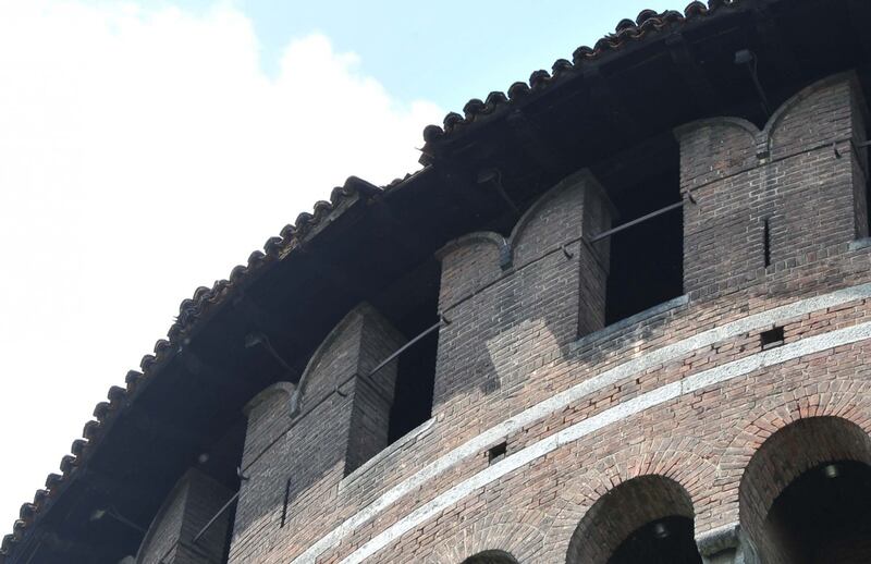 Crollano frammenti della torre: paura al Castello Sforzesco 1