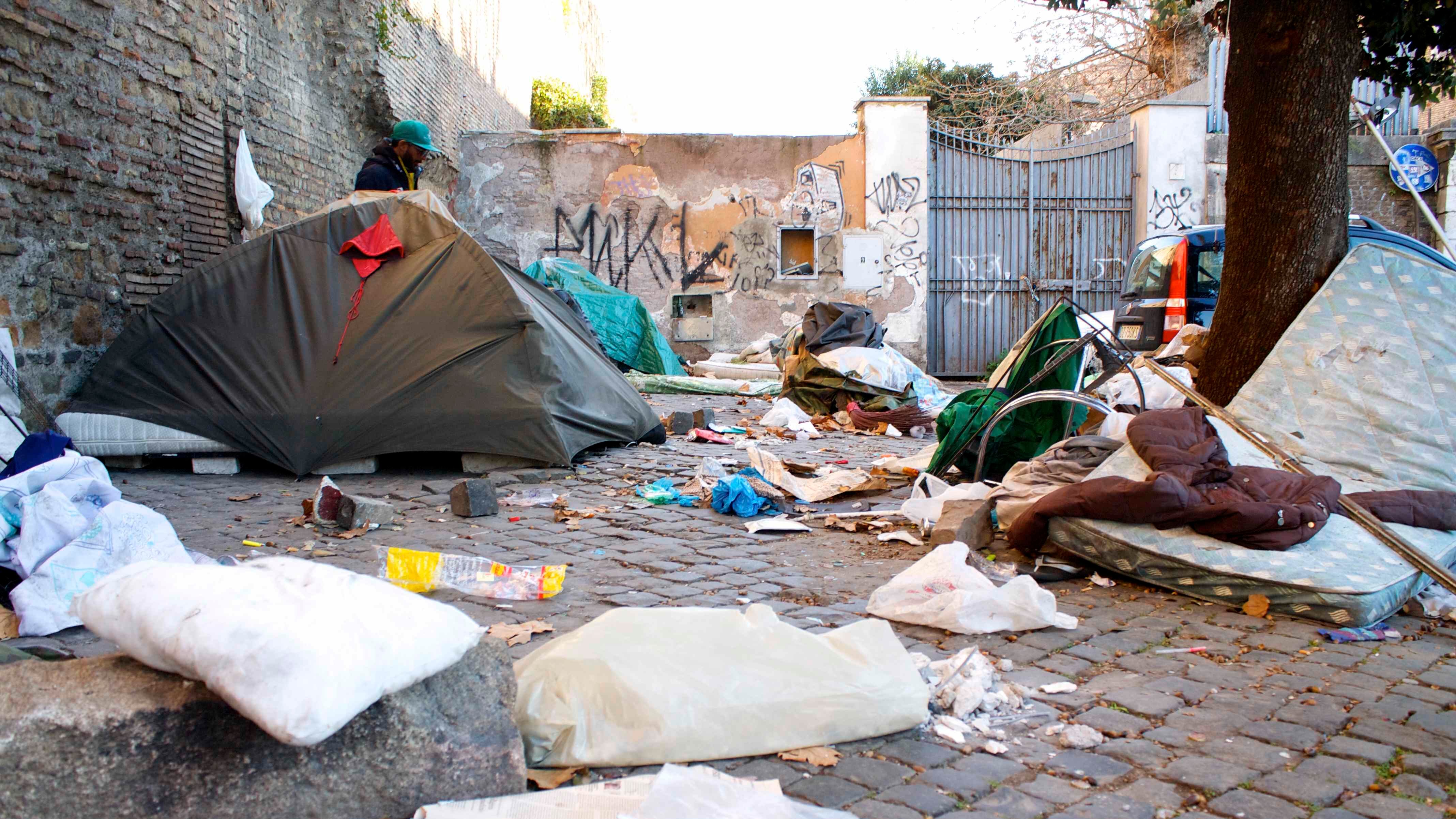 La Capitale annega tra i rifiuti e aspetta il soccorso dell'Emilia