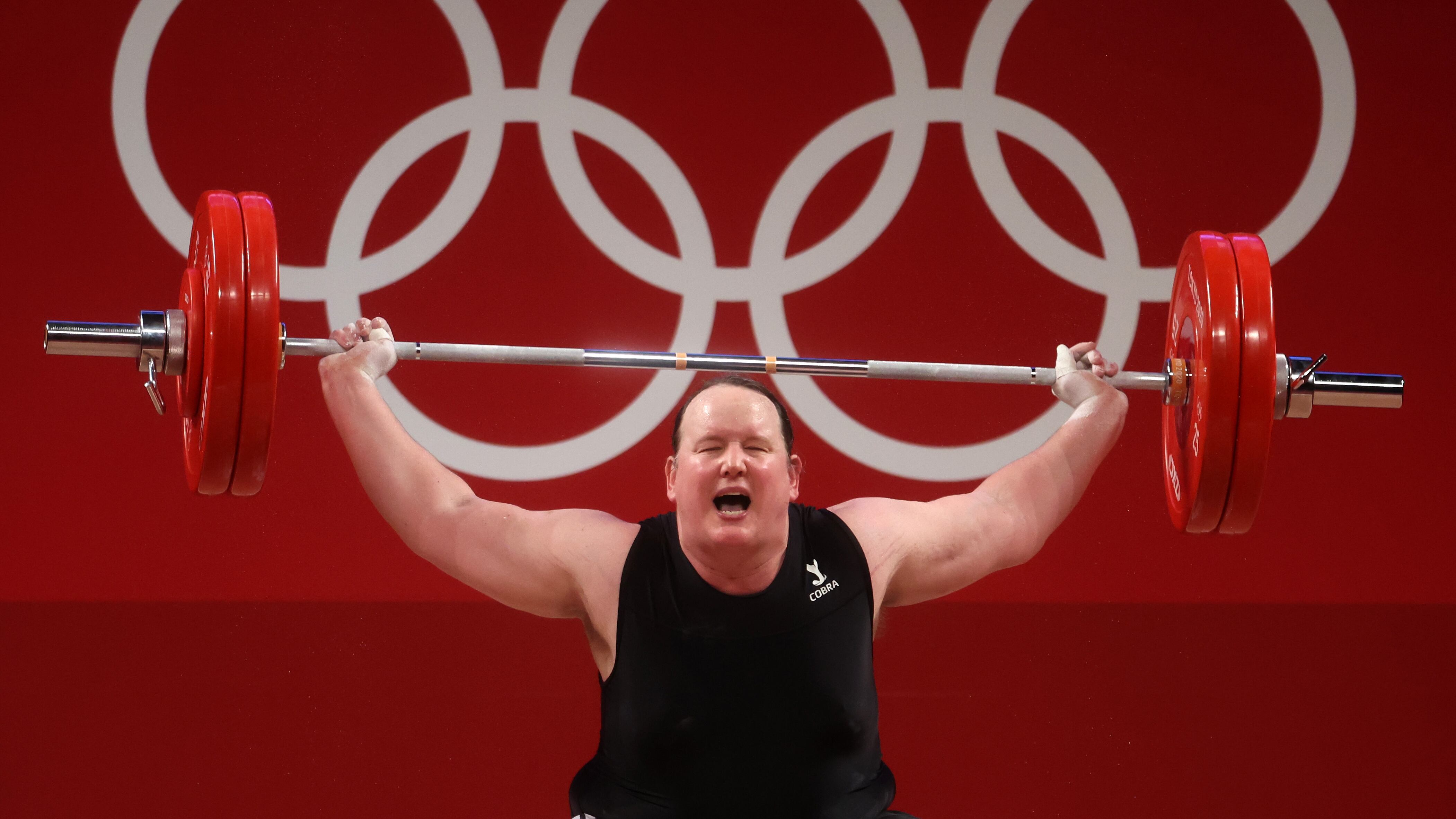 Fallisce tre tentativi di sollevamento: fuori dai Giochi la prima atleta trans