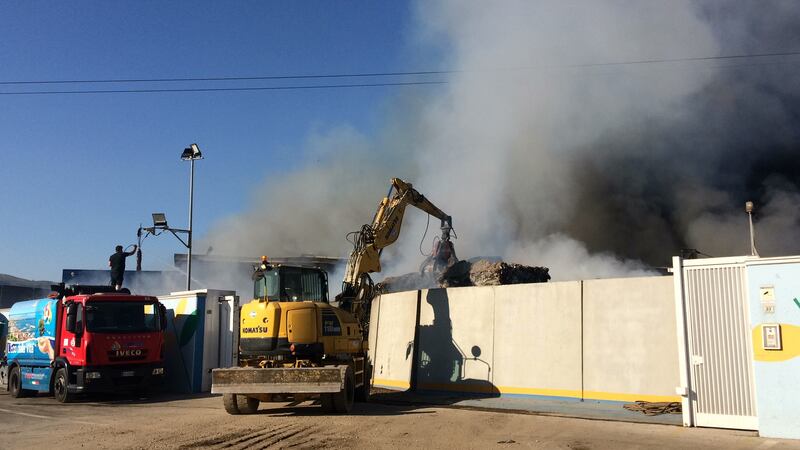 Balle di rifiuti a fuoco: maxi incendio in un'azienda  19