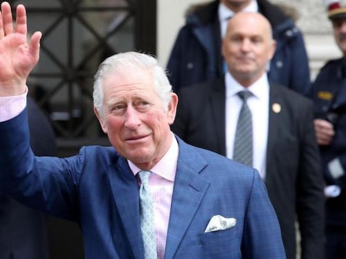 "Non sembra di Manchester". L'ultima gaffe del principe Carlo sul colore della pelle della scrittrice