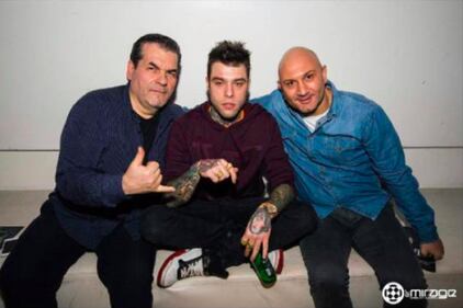 Fedez irriconoscibile in discoteca 4