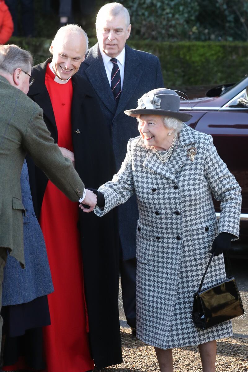 Prima uscita pubblica della regina al fianco del principe Andrea 7