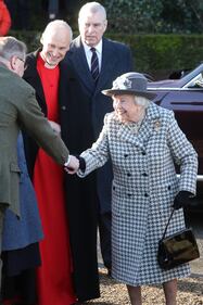 Prima uscita pubblica della regina al fianco del principe Andrea 7