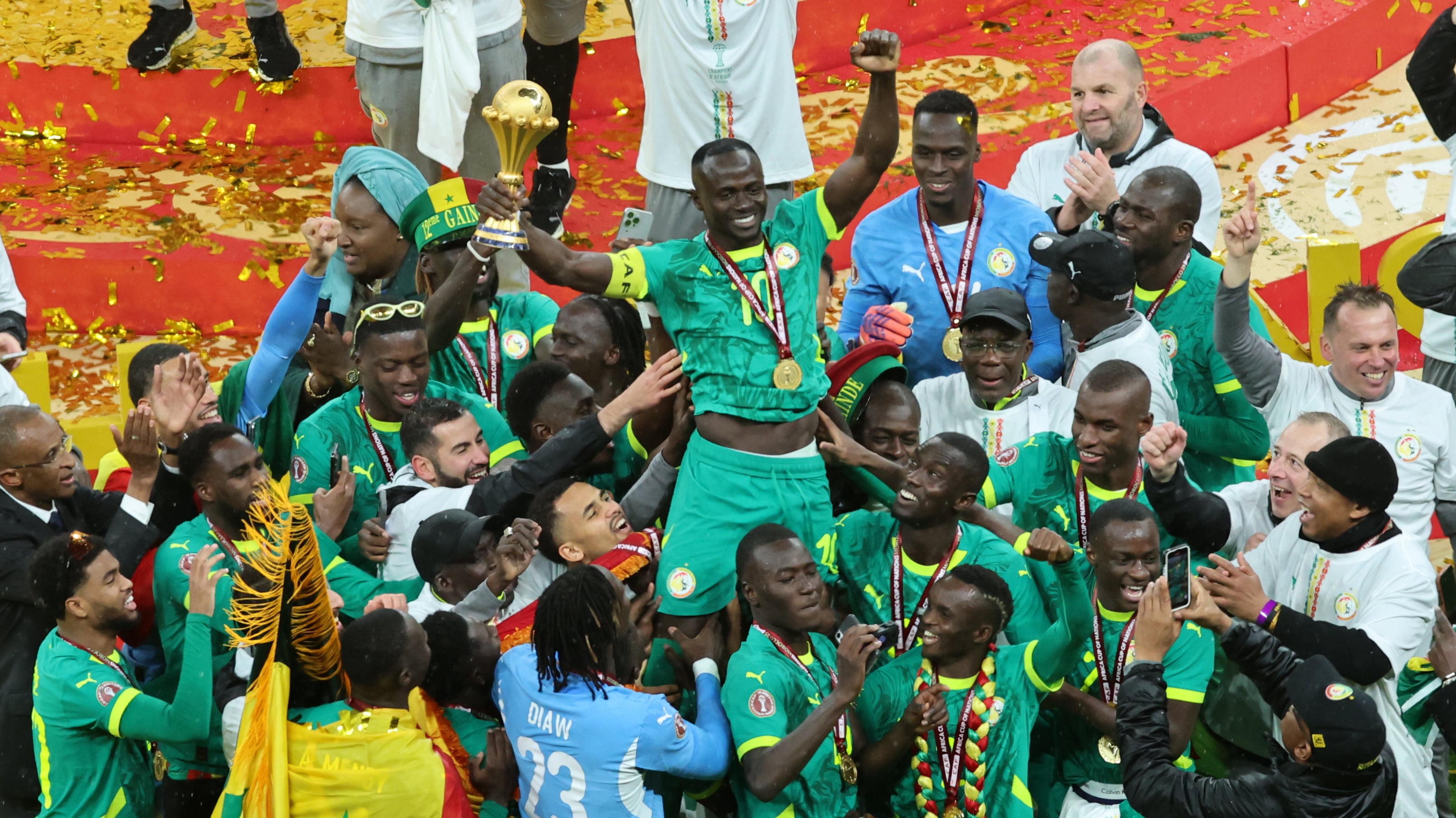 Coppa d'Africa, l'ultima provocazione: il Senegal sfila a Parigi col trofeo prima dell’amichevole col Perù