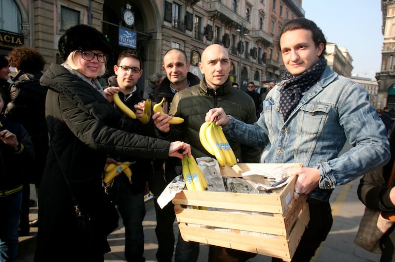 Piazza Duomo, la Lega distribuisce le banane 13