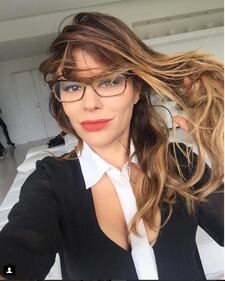 Naike Rivelli in biancheria appesa alle travi dell'hotel 14