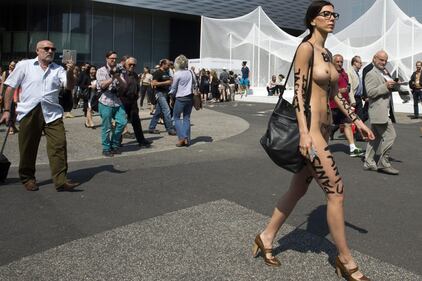 La performance delle bella Moirè lascia l'Art Basel a bocca aperta 6