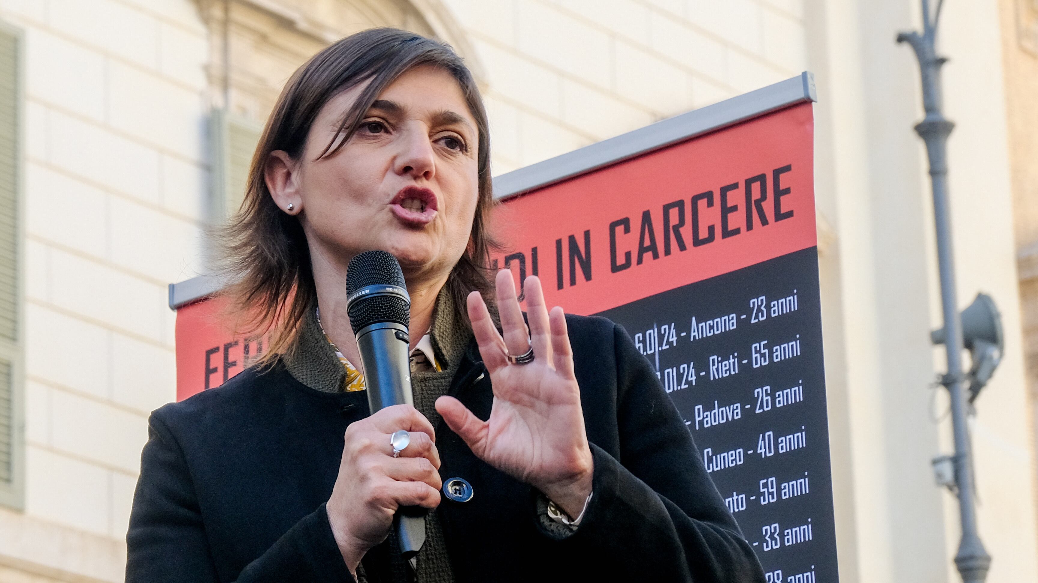 "Meloni mandante morale". Sinistra in delirio su Scurati
