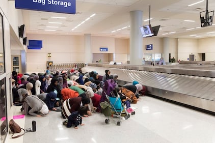 Musulmani pregano all'aeroporto di Dallas per protestare contro Trump 12