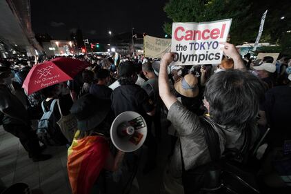 Tokyo, fuori dallo stadio la protesta contro i Giochi 2