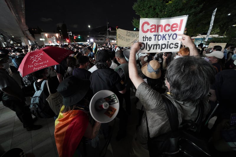 Tokyo, fuori dallo stadio la protesta contro i Giochi 2