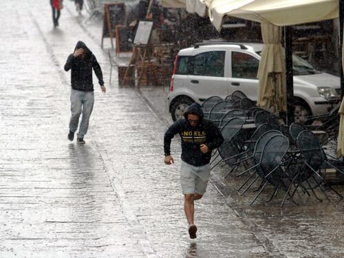 Maltempo, tromba d'aria nel Mantovano. Temporali in arrivo e termometro giù di 10 gradi