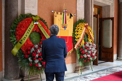 Napolitano, le immagini della camera ardente: il picchetto d'onore, le corone di fiori, l'arrivo dei politici 13