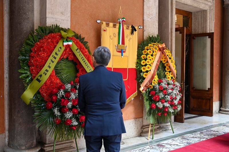 Napolitano, le immagini della camera ardente: il picchetto d'onore, le corone di fiori, l'arrivo dei politici 13