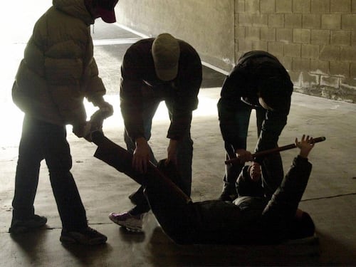 Milano, il racconto del terrore: “Accerchiato e ferito alla testa dalla baby gang di 14enni nordafricani”