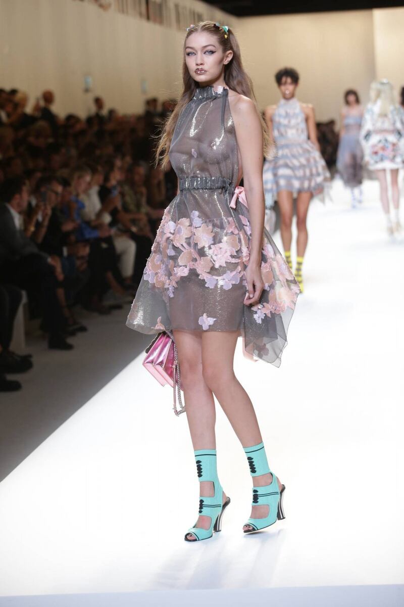Gigi Hadid a seno nudo per Fendi 9