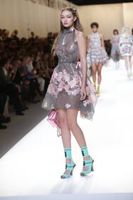 Gigi Hadid a seno nudo per Fendi 9