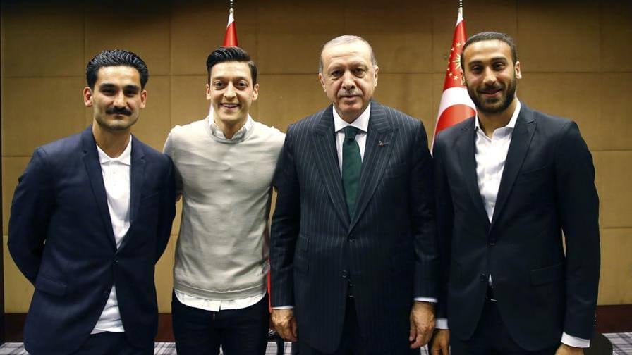 Erdogan fa da testimone di nozze ad Ozil: scoppia la polemica