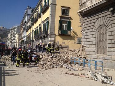 Napoli, crolla palazzo 7