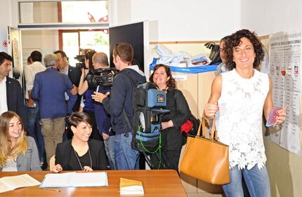 Renzi vota a Pontassieve con la moglie Agnese 8