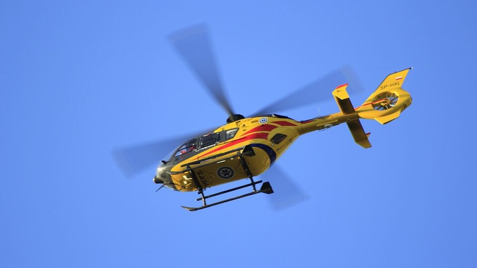 Incidente domestico, papà cade dalle scale con il figlio in braccio