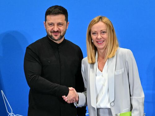 Meloni a Zelensky: "Mosca ha fallito. Un fondo Ue 10 miliardi per ricostruire Kiev"