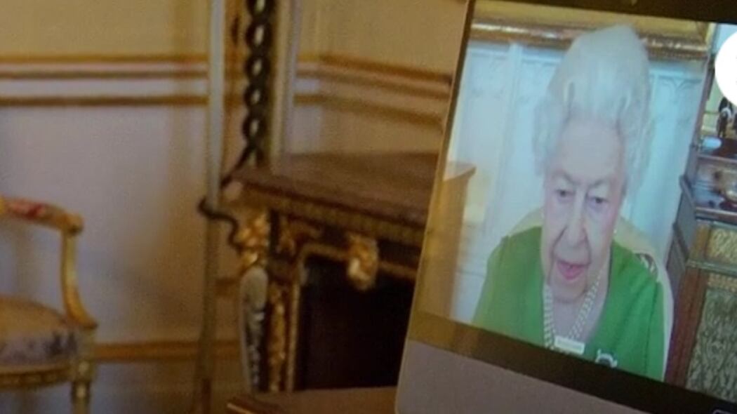 La regina Elisabetta torna al lavoro