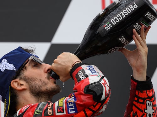 Bagnaia è il kaiser di Germania, quarta vittoria di fila. Martin cade sul più bello