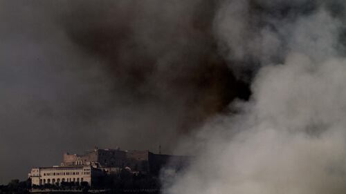 Napoli, grande incendio nell'ex campo rom di Parco Marinella 7