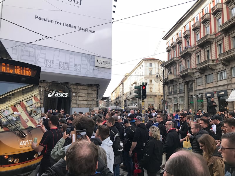 Milano, birra a fiumi per i tifosi tedeschi dell'Eintracht 8