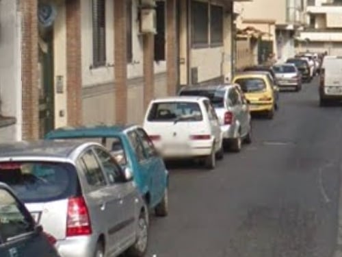 Si barrica in casa con le armi e aggredisce moglie e figlia