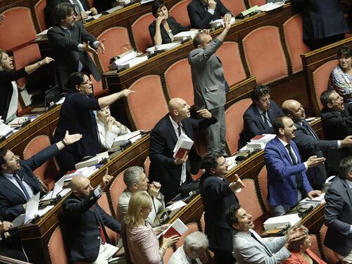Opposizioni in campo, pronte le sfiducie a Renzi