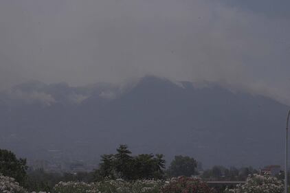 Incendio Vesuvio, le "brutte" foto-ricordo degli sposini 11
