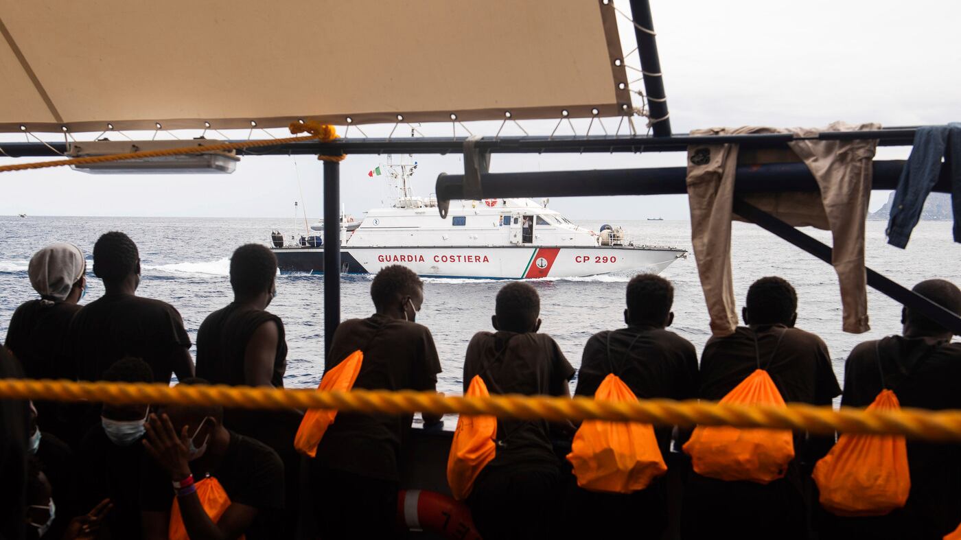 Il "trucco" con le donne incinte: ecco la nuova arma dei migranti