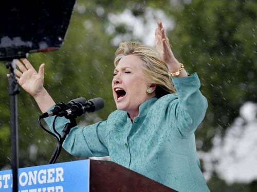 Scandalo email, l'Fbi "assolve" la Clinton e lei risale nei sondaggi