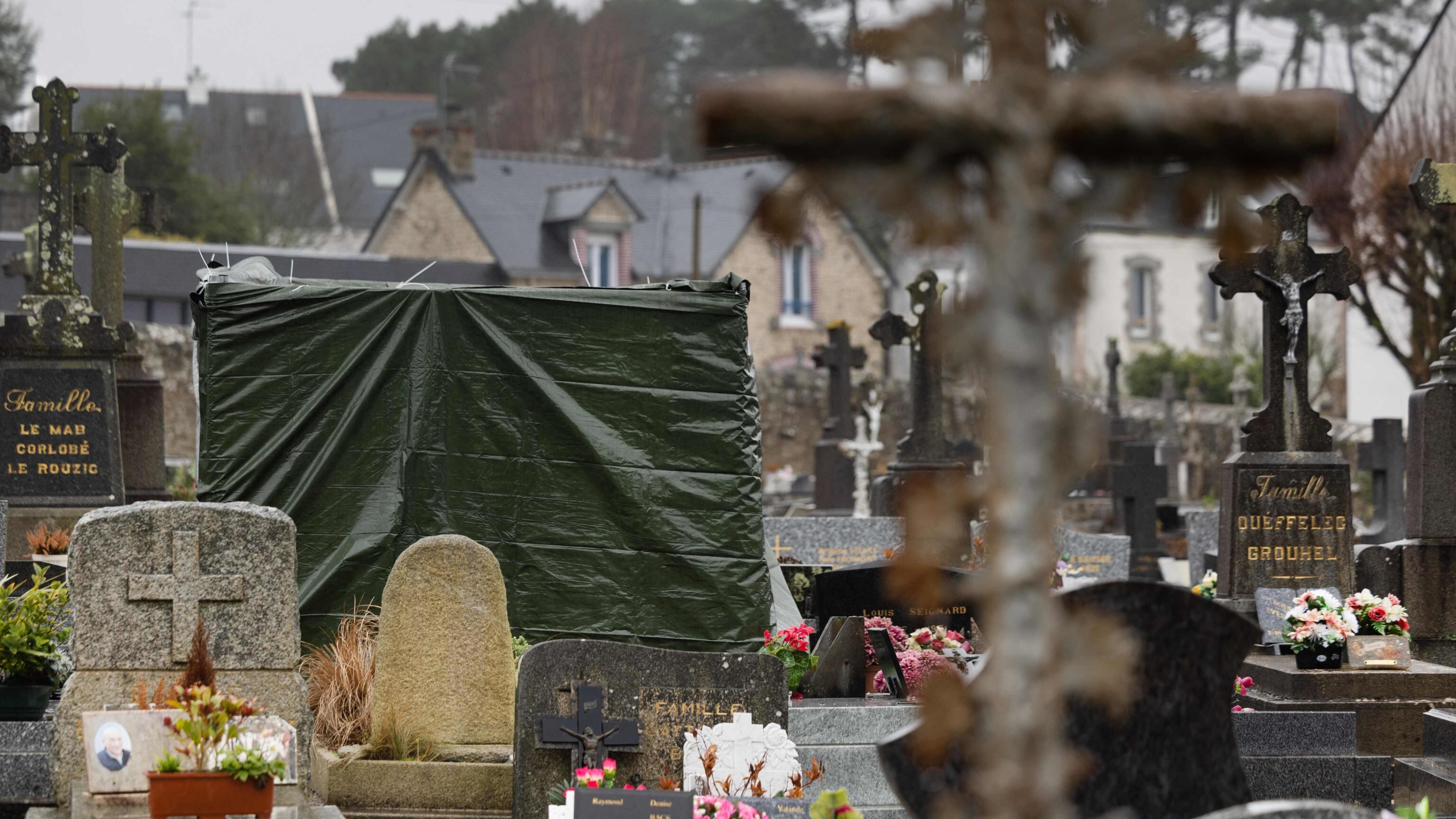 "È tutto distrutto". Vandalizzata la tomba di Jean-Marie Le Pen