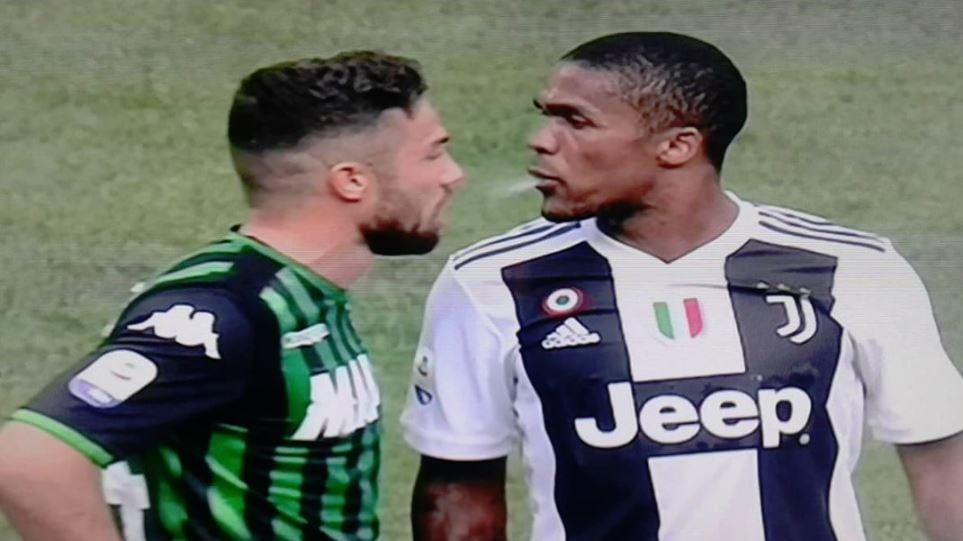 Serie A, stangata per Douglas Costa: fermato per 4 giornate