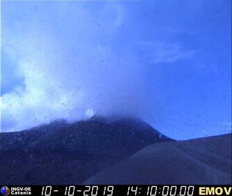 L'Etna emette cenere: chiuso sezione dello spazio aereo su Catania 4