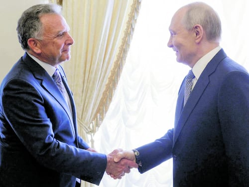 Il regalo di Putin a Witkoff: Hubbard libero. Ed è bufera per l’elogio al presidente russo