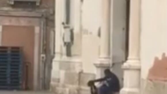 Cane rubato e picchiato da un mendicante, i residenti lo salvano