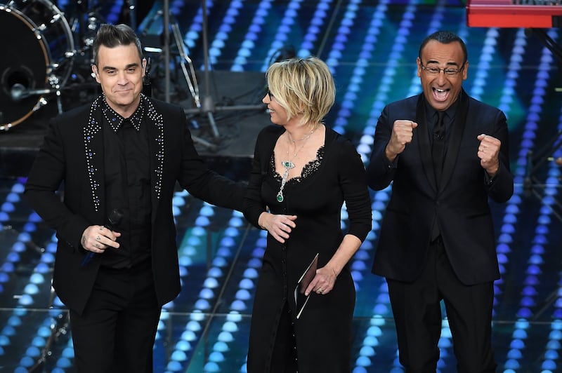 Sanremo 2017, Maria De Filippi e il bacio agli ospiti 27