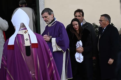 Genova si stringe attorno al dolore dei familiari di Emanuele Galeppini:le esequie della giovane vittima del rogo di Capodanno 5