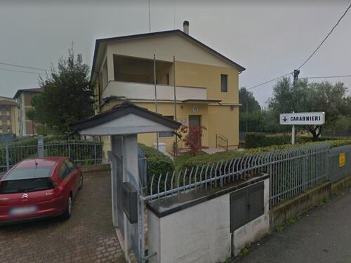 Mantova, in isolamento vuole uscire: botte a familiari e militari