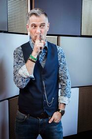 Gabriele Corsi nello studio di "Deal With it - Stai al gioco” 7