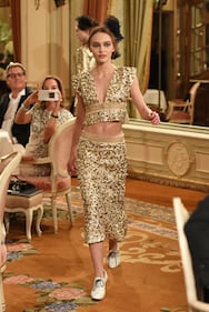 Lily-Rose Depp, topless bollente per la tintarella 12