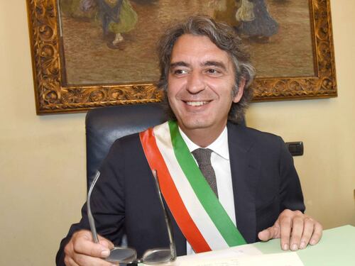 Il sindaco di Verona passa con la Meloni. Comuni, si cerca l'intesa